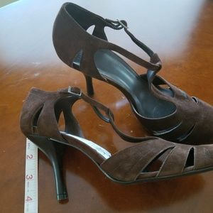 New Arturo Chiang Brown Suede Heels